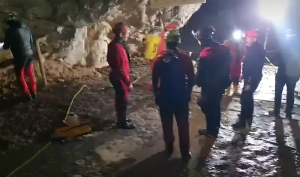 Pet osoba zarobljeno u pećini u Sloveniji
