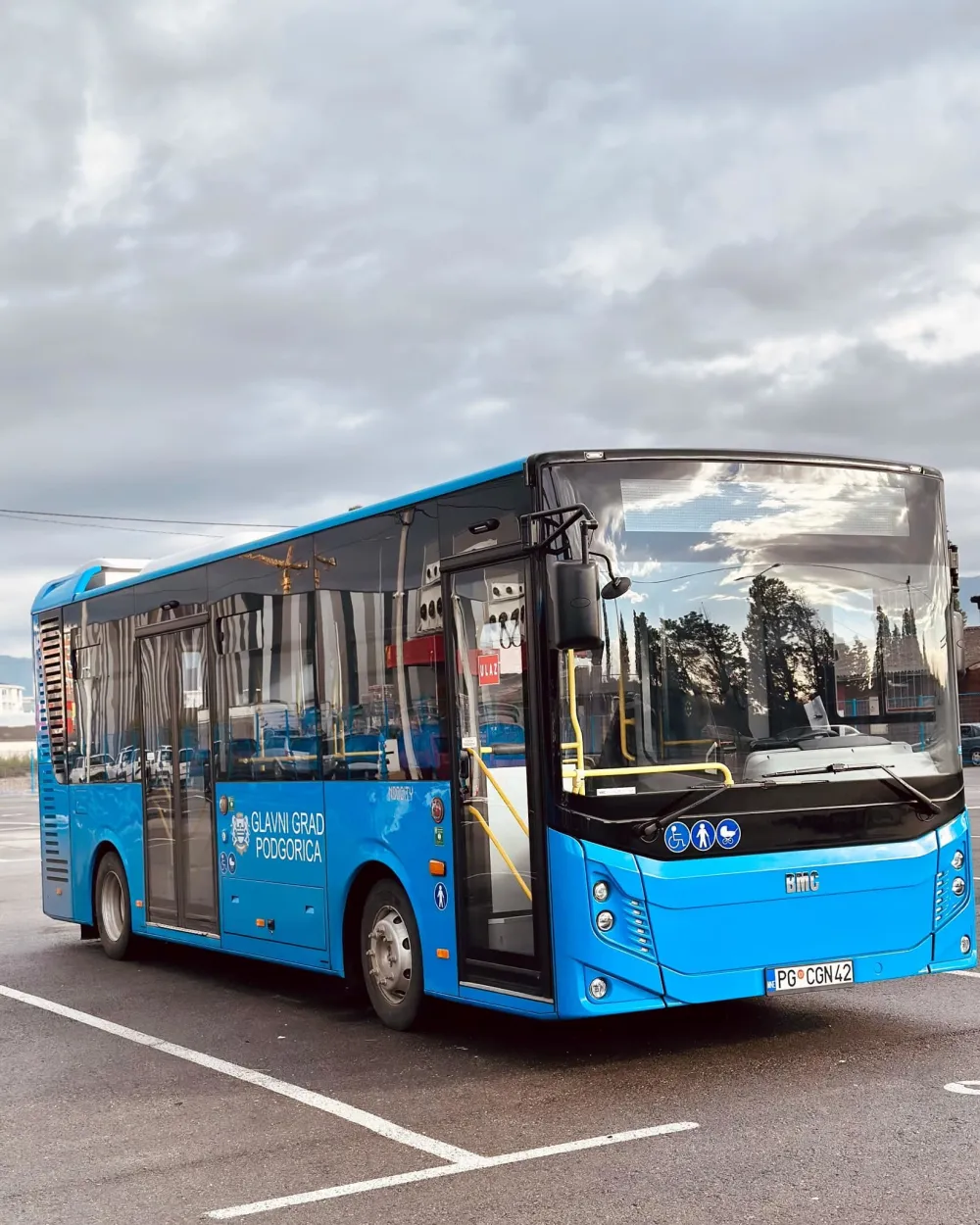 Odmaraјu i đaci i autobusi