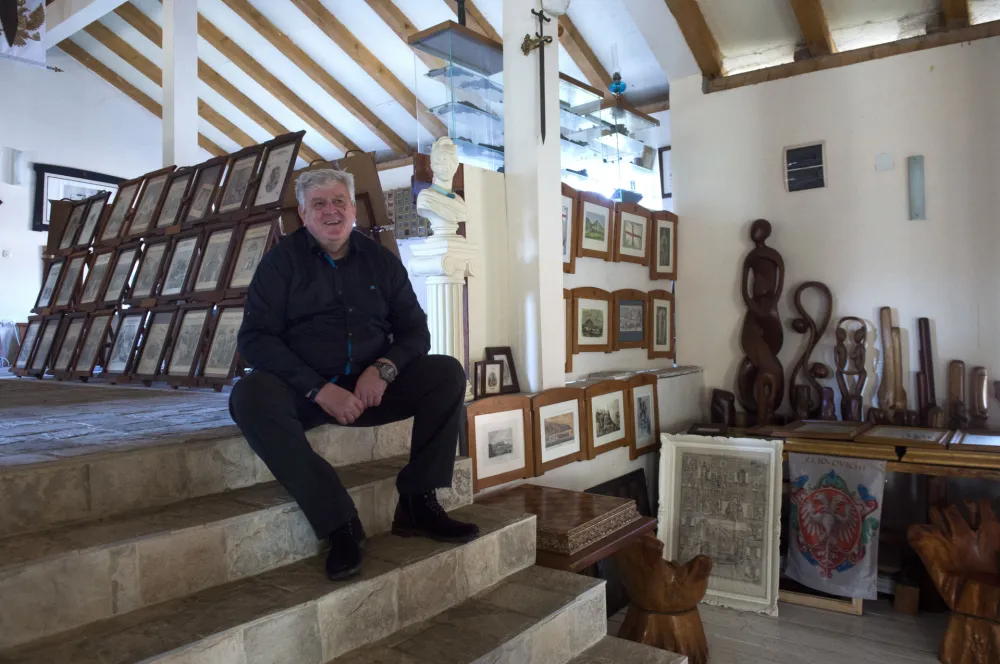 Bulatović: Nostalgiјu liјečim ilustrovanom istoriјom Crne Gore