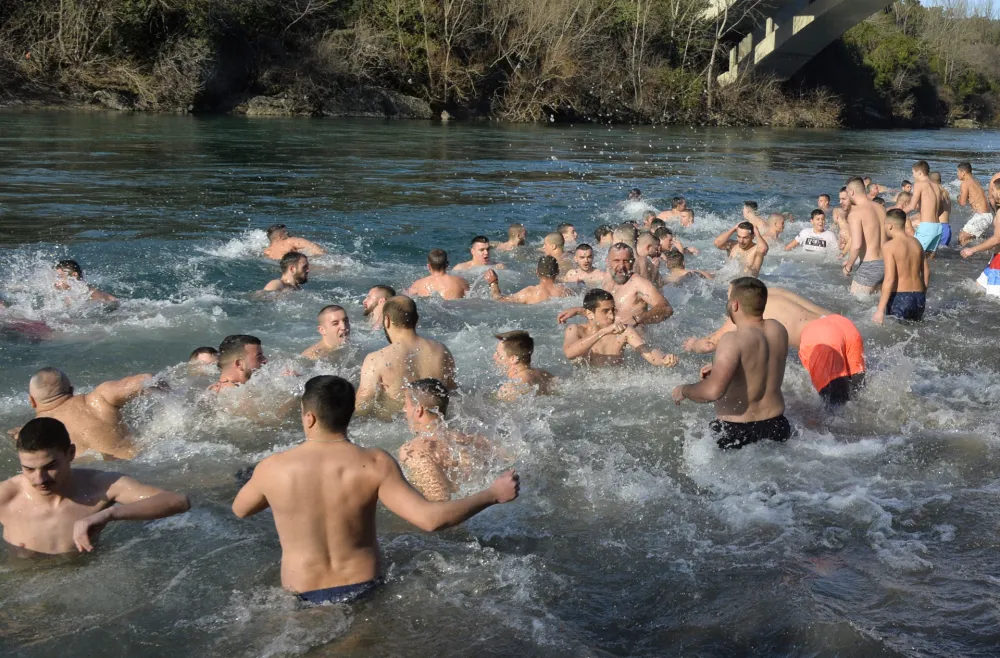 plivanje za krst, bogojavljenje, plivanje za krst u podgorici, plivanje za krst sastavci morace i ribnice
