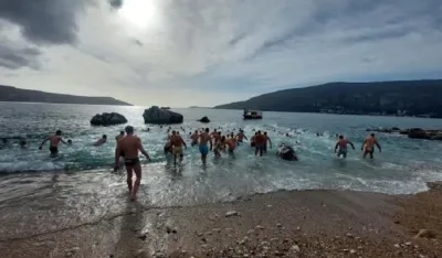 Plivanje za časni krst u Herceg Novom