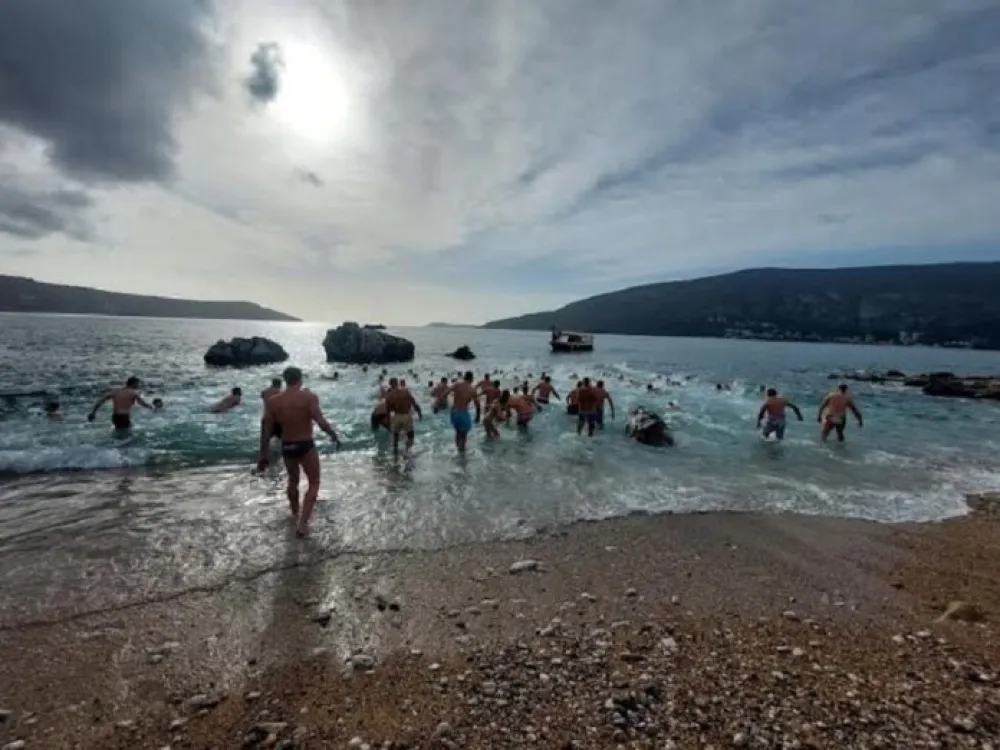 Plivanje za časni krst u Herceg Novom