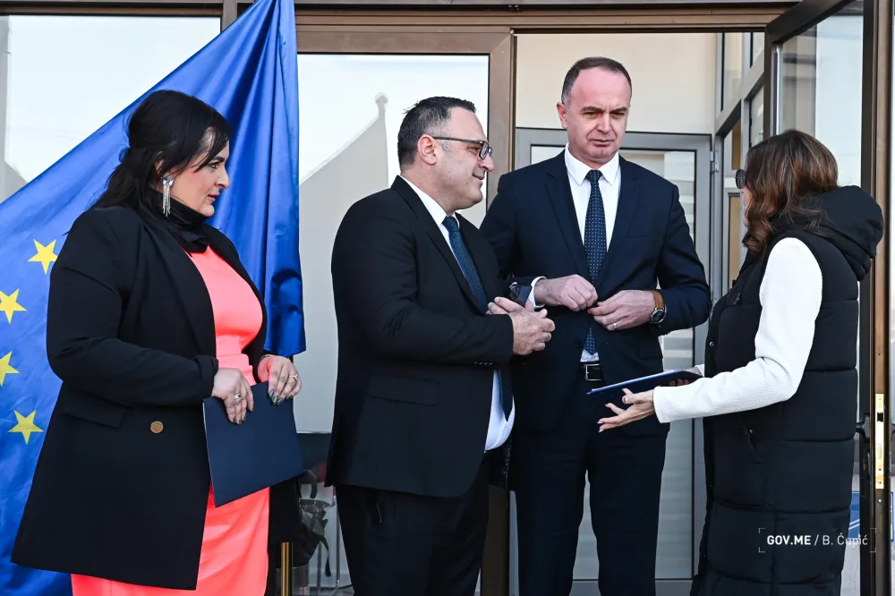 Ni&scaron;ić i Kristina Popa u Tuzima