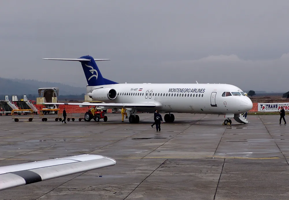 Monetenegro airlines<br>avion avioni<br>hilikopter hilikopteri<br>hilihopter hilihopteri
