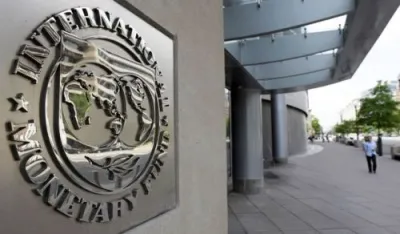 Pedestrians walk past the International Monetary Fund headquarters' complex in Washington Sunday, May 2, 2010. A senior International Monetary Fund official says the IMF's executive board is meeting in Washington to consider how much aid to grant Athens under a massive rescue loan package. (AP Photo/Cliff Owen)