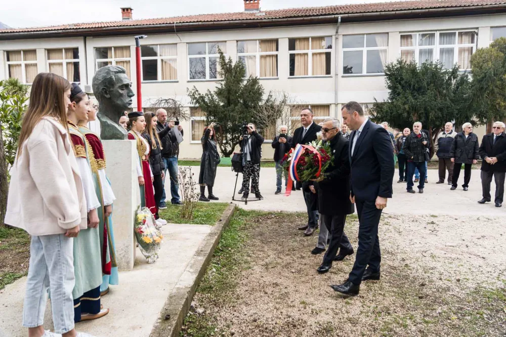 Dragoslav &Scaron;ćekić u O&Scaron; "Ilija Ki&scaron;ić"