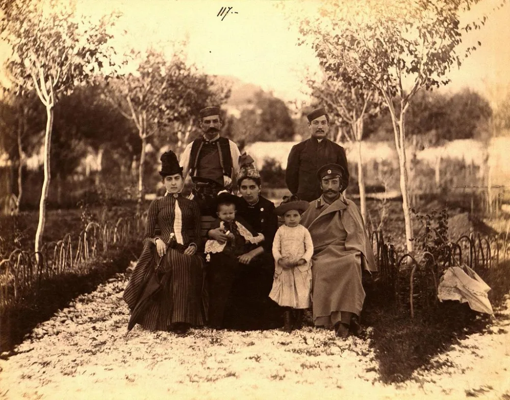 Породична слика Карађорђевића настала на Цетињу након 8. септембра 1887. године