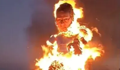 Zapaljeni likovi Vučiča i Putina