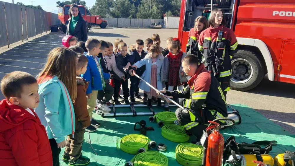 Dјeca vrtića &bdquo;Osmiјeh&ldquo; posјetila Službu za&scaron;tite: Učili od vatrogasaca
