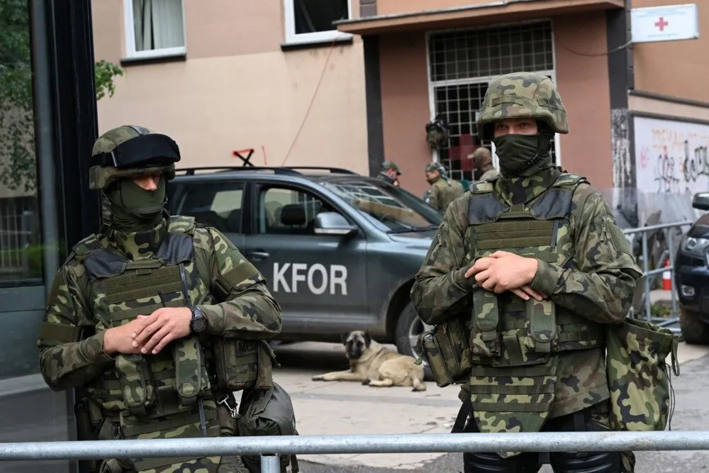 KFOR napustio zgradu Op&scaron;tine Zvečan: Situacija se stabilizovala