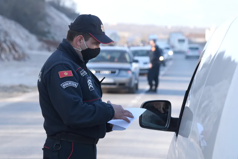 zatvaranje podgorice zbog sirenja virusa korona,policijska patrola na marezi kontrolise ulaz i izlaz iz grada
