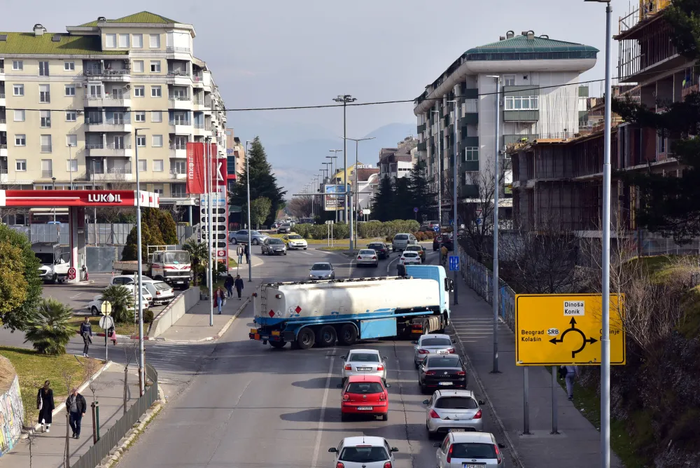 Podgorica 2023, Podgorica, Stari aerodrom, saobracaj, saobracajne guzve, automobili, nadvoznjak, podvoznjak,
