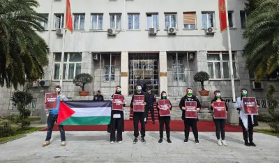 Performans ispred Skup&scaron;tine: Poslanici da osude zločina Izraela u Palestini