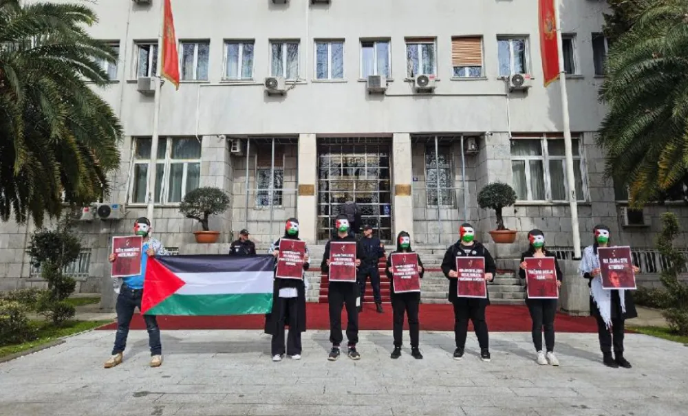 Performans ispred Skup&scaron;tine: Poslanici da osude zločina Izraela u Palestini