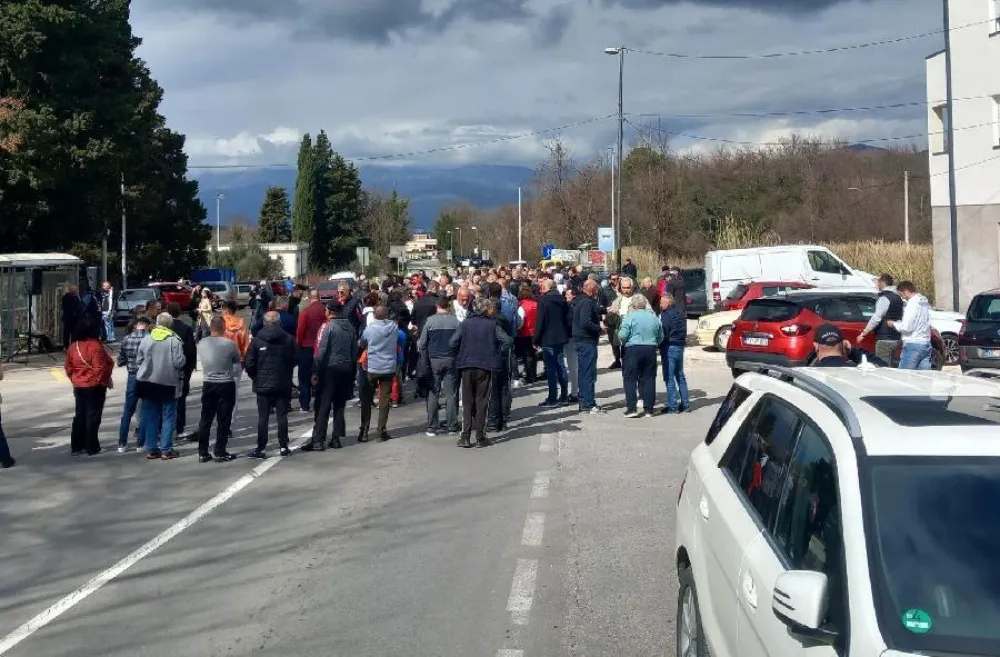 Grbljani blokirali magistralu u Radanovićima
