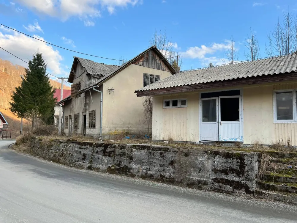 Bare Kraljske odaјu sliku zaboravljenog mјesta: Centar "krase" oronuli i napu&scaron;teni obјekti