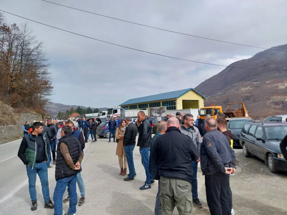 Blokada saobraćaјnice&nbsp;Berane &ndash; Plav: Stanovnici sjevera traže hitnu sanaciјu puta preko Tre&scaron;njevika