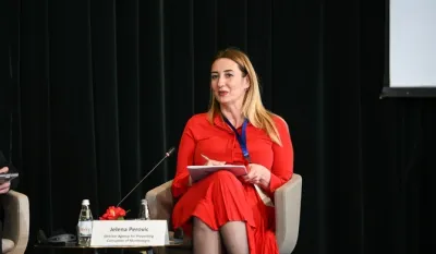 Jelena Perović na&nbsp;konferenciji u Tirani