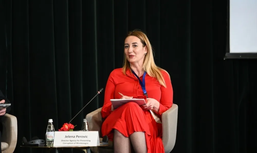 Jelena Perović na&nbsp;konferenciji u Tirani