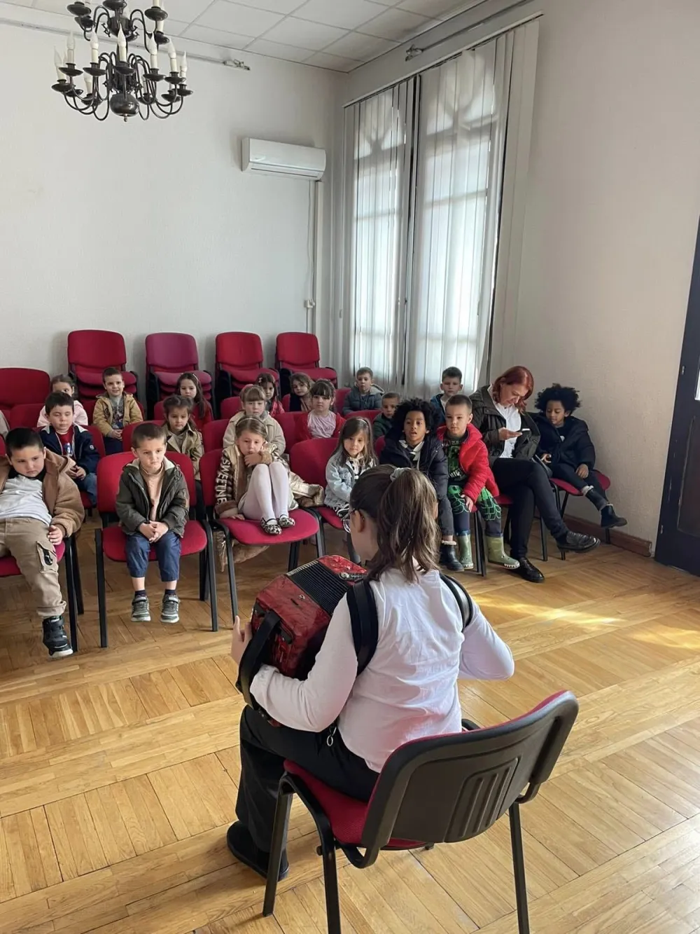 Dјeca vrtića "Suncokrili" posјetila Muzičku &scaron;kolu "Vasa Pavić": Uživali u carstvu nota