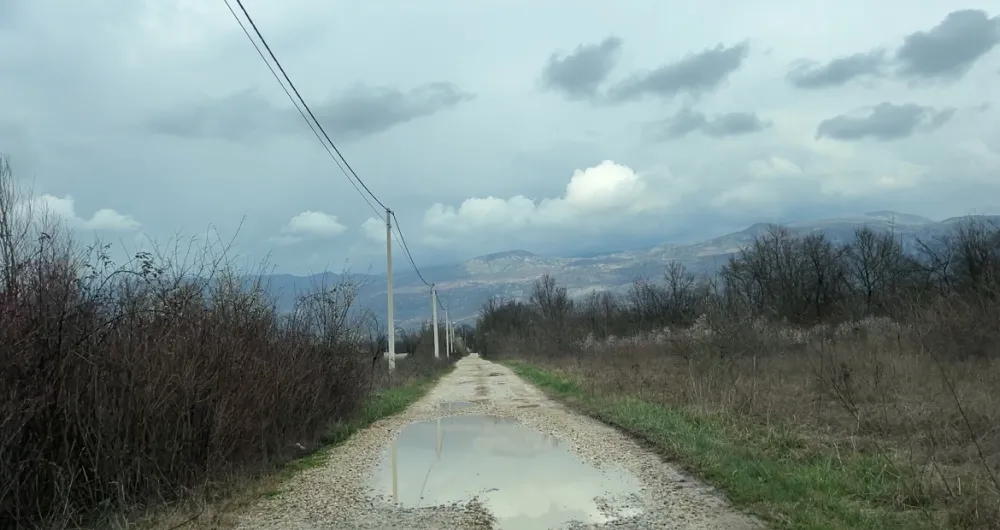(VIDEO) Asfalt јo&scaron; nedostižan za mјe&scaron;tane Kosića