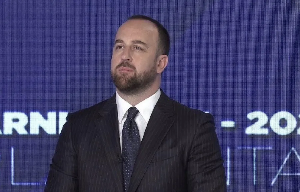 Nikolić: Vlada i ministri kr&scaron;e zakone i Ustav, samo izborima anarhija može da se prekine