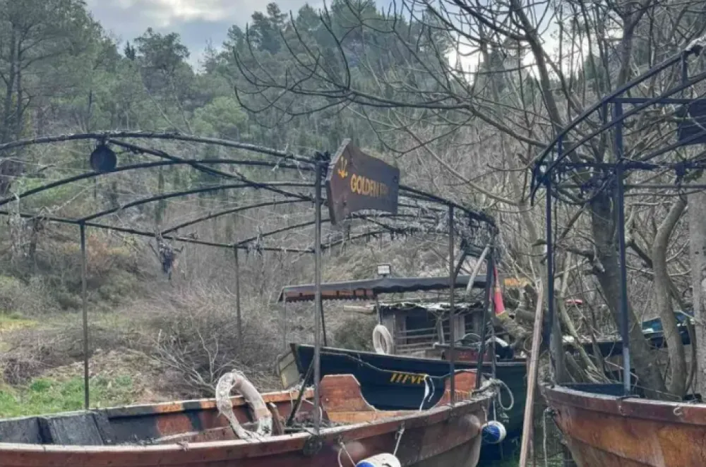 U Virpazaru zapaljena dva turistička broda