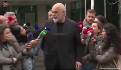 (VIDEO) Edi Rama grubo odgurnuo novinarku i oti&scaron;ao sa konferencije