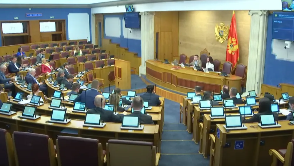 (UŽIVO) Poslanici o premijerskom satu - Konatar: Opet premijer odbija da dođe; Nikolić:&nbsp;Dok je Abazović bio premijer&nbsp;po&scaron;tovao se poslovnik