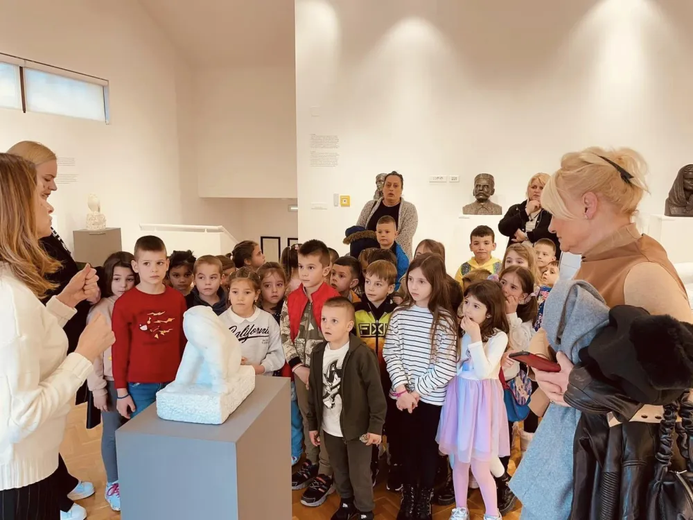 Dјeca vrtića &bdquo;Suncokrili&ldquo; posјetili galeriјu Rista Stiјovića
