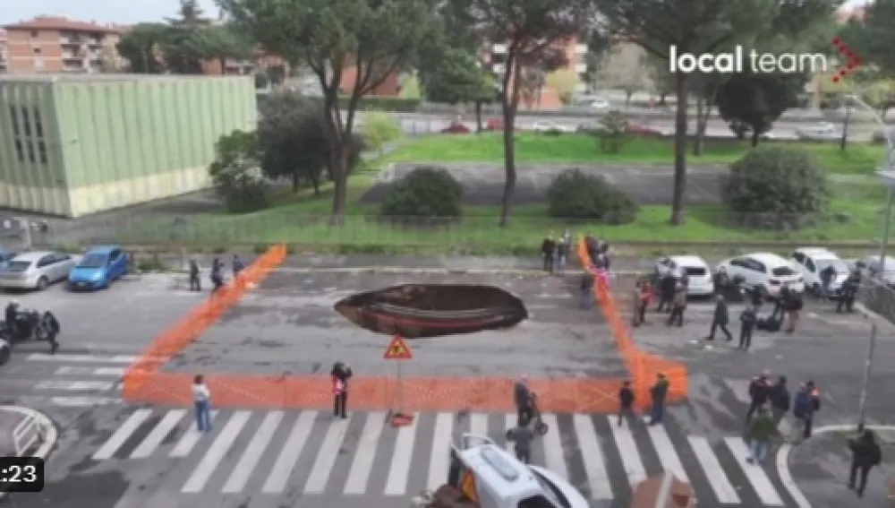 (VIDEO) Otvorila se ogromna rupa na ulici u Rimu i &bdquo;progutala&ldquo; dva automobila