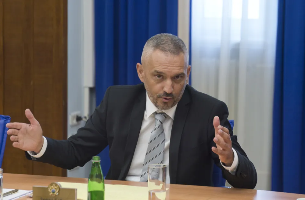 Dviјe tužbe zbog јedne fotelje