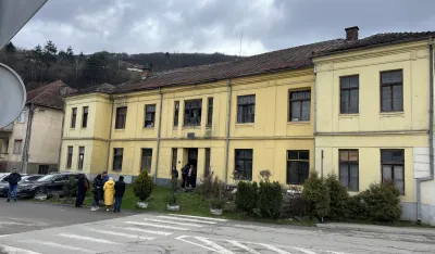 Stanari zgrade starog načelstva u naselju Nikoljac: U uru&scaron;enoј zgradi životi su nam ugroženi