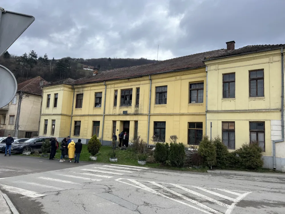 Stanari zgrade starog načelstva u naselju Nikoljac: U uru&scaron;enoј zgradi životi su nam ugroženi