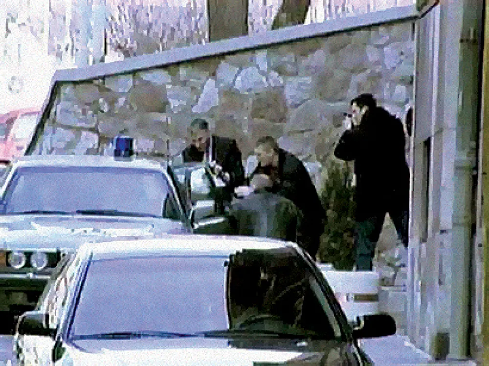 Sudbinski zaokret Zorana Đinđića (9): Poko&scaron;en unutar vrata zgrade Vlade