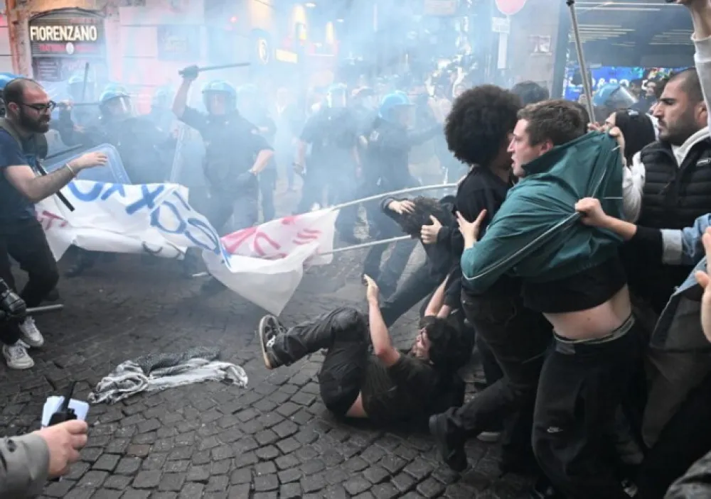 (VIDEO) Studenti se sukobili sa policijom u Napulju povodom 75. godi&scaron;njice NATO-a