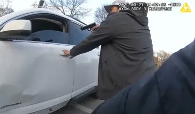(VIDEO) Afroamerikanca pucao na policaјce u Čikagu, oni u njega ispalili 96 metaka