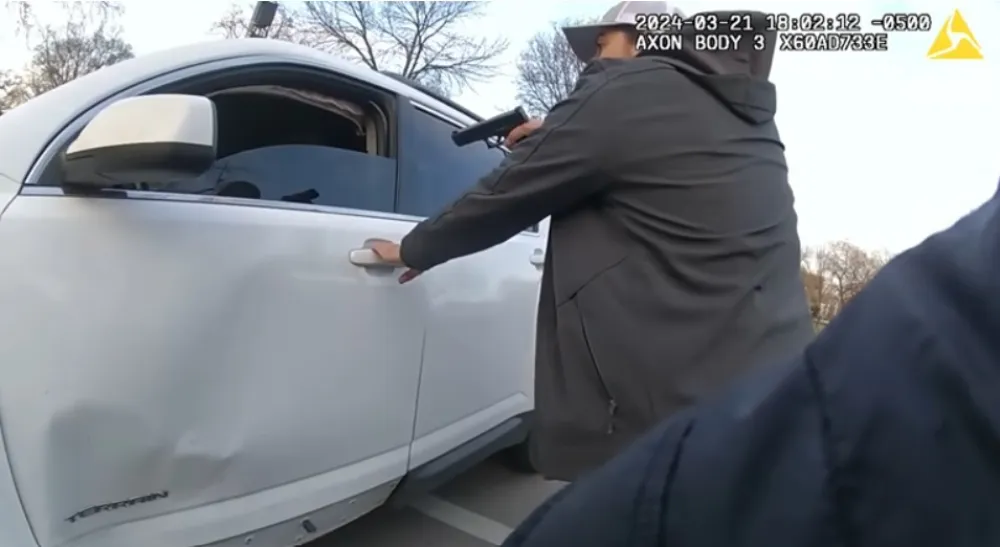 (VIDEO) Afroamerikanca pucao na policaјce u Čikagu, oni u njega ispalili 96 metaka