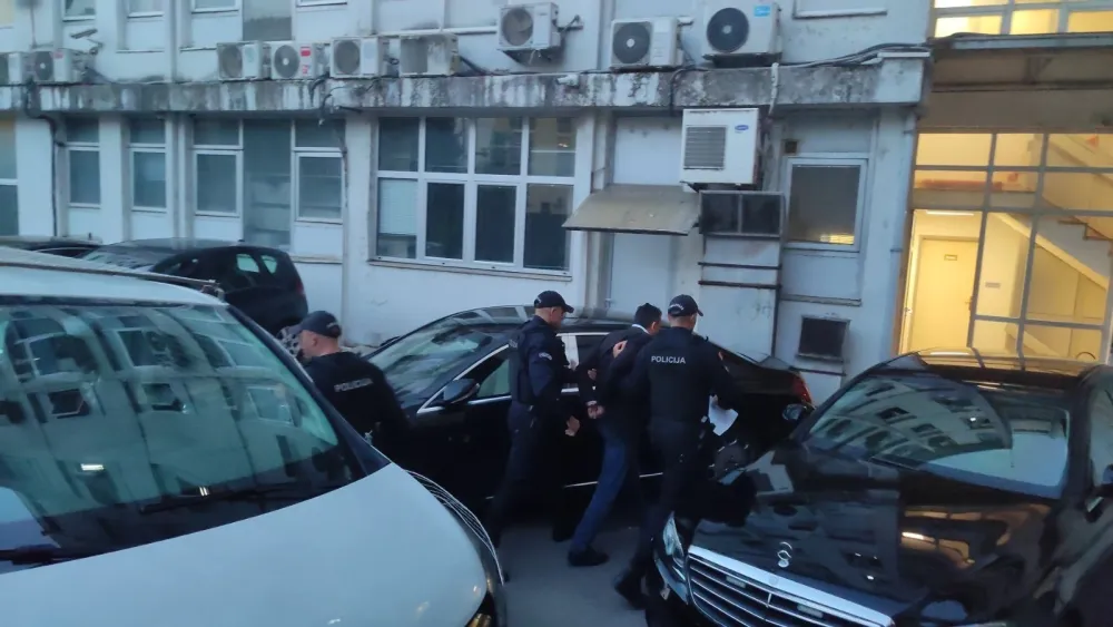 (FOTO/VIDEO) Božoviću tužilačko zadržavanje: Negirao navode SDT-a, terete ga za članstvo u kriminalnoj organizaciji