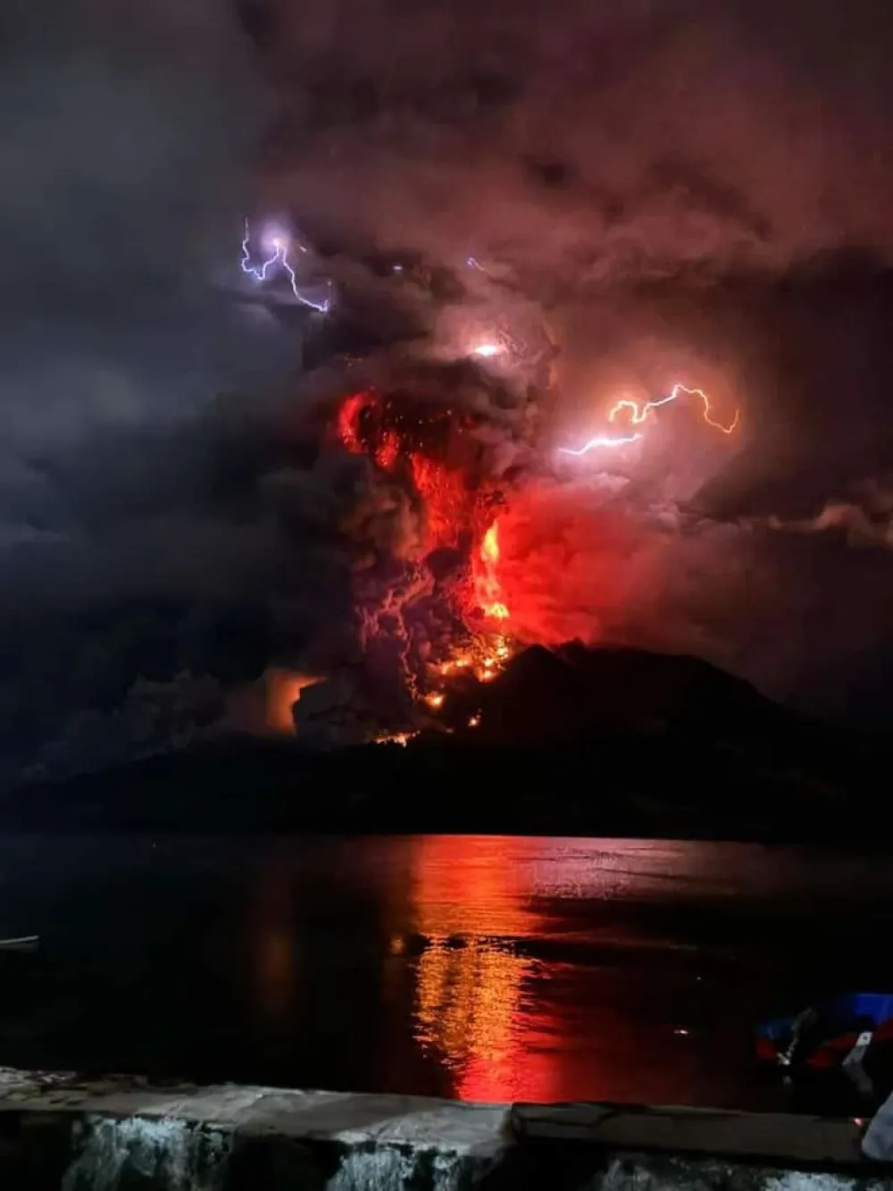 (VIDEO) Zatvoren aerodrom zbog erupcije vulkana na sjeveru Indonezije