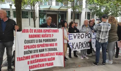 radnici kosute ispred vlade