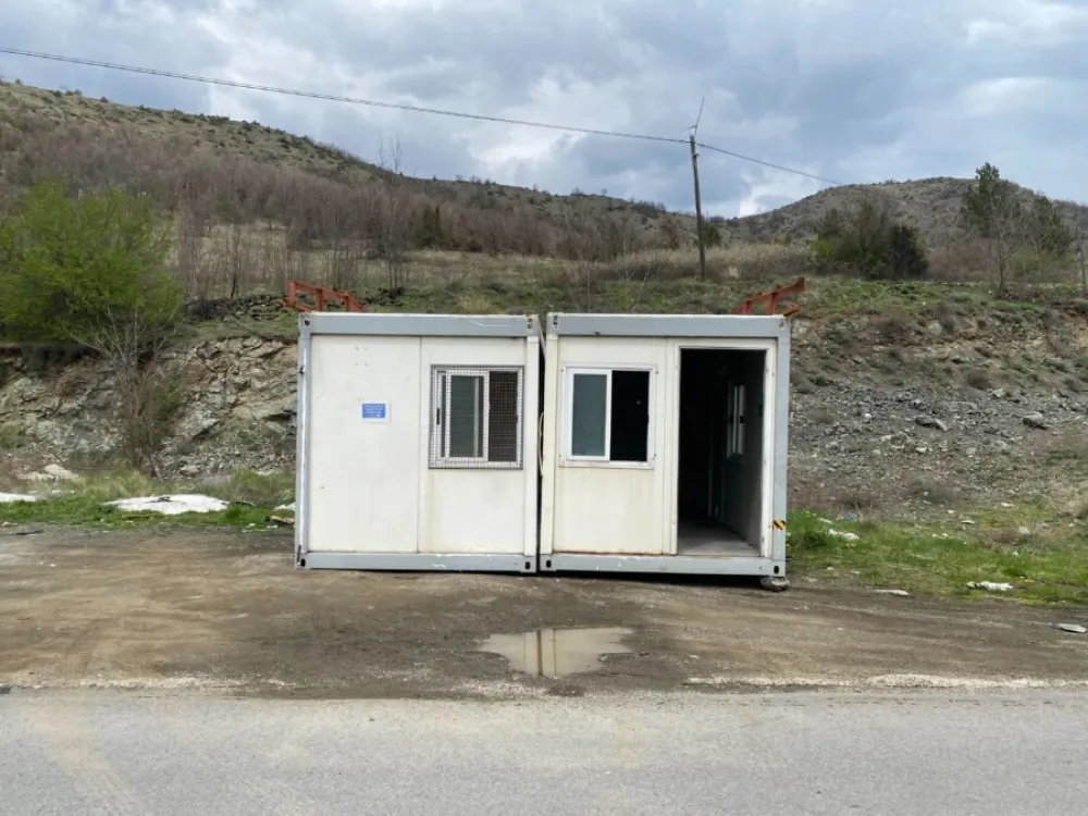 Postavljeni kontejneri za glasanje na sjeveru Kosova, direktori &scaron;kola odbili da ustupe prostorije