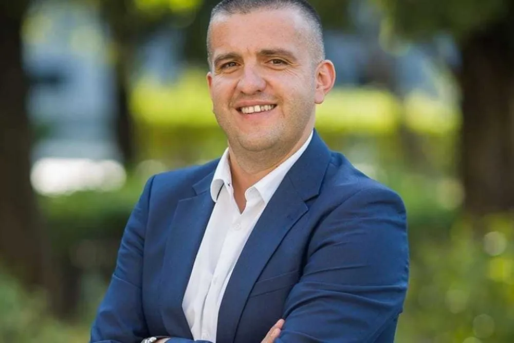Striković: Vlada se ne može sačuvati izbjegavanjem univerzalnih tema