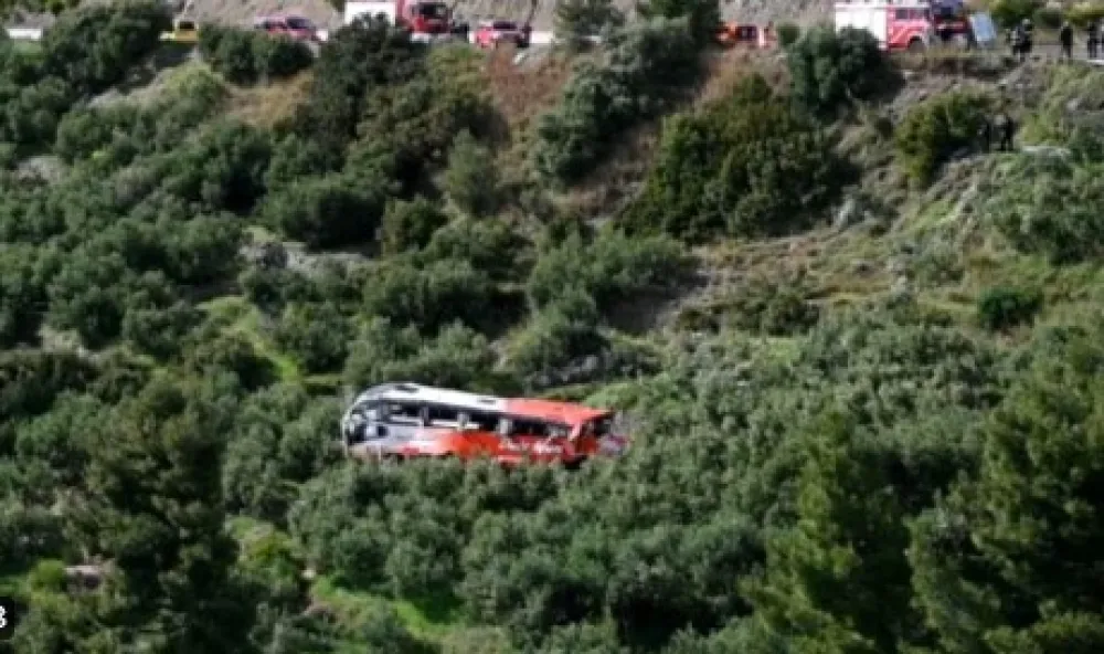 (VIDEO) Autobus sletio u provaliju kod Makarske