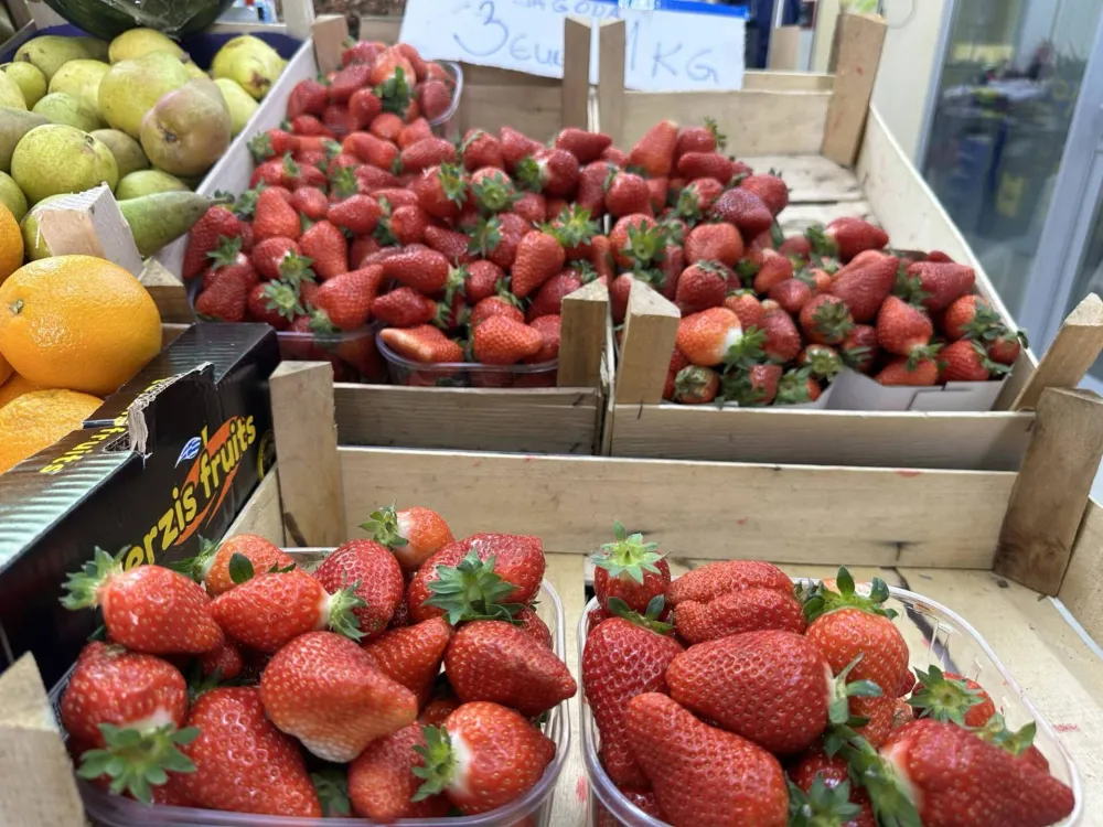 Na zelenoј piјaci u&nbsp;TC Bazar jagode prodaјu za tri eura