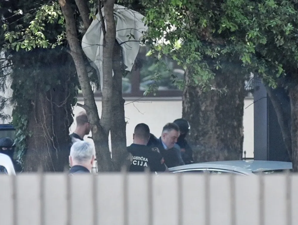 (FOTO/VIDEO) Pojačane mjere bezbjednosti: Knežević sproveden u Vi&scaron;i sud, na sebi imao pancir