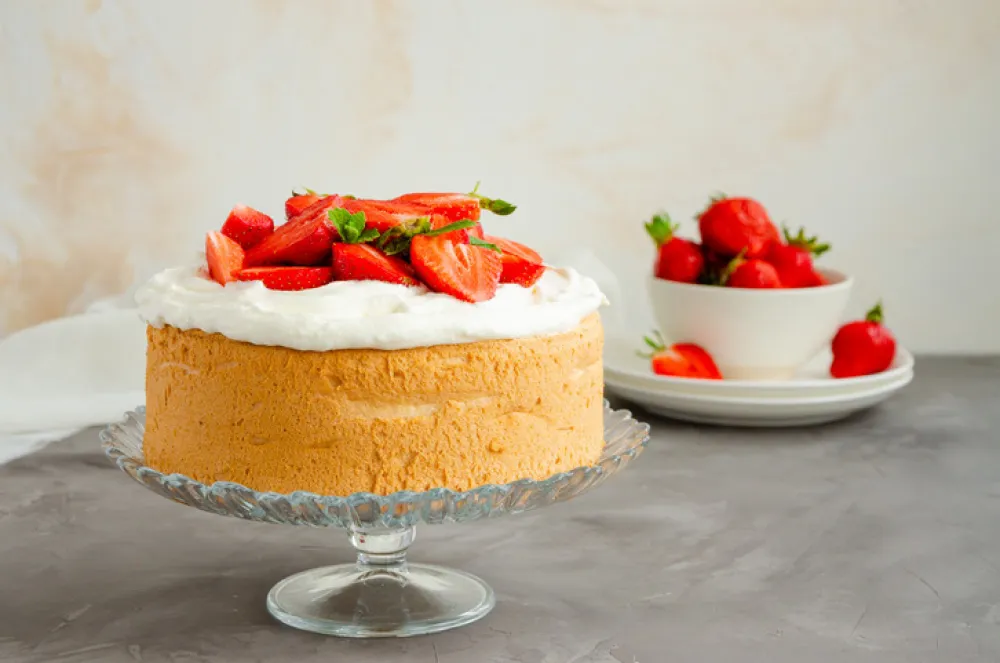 Brza torta sa jagodama i keksom