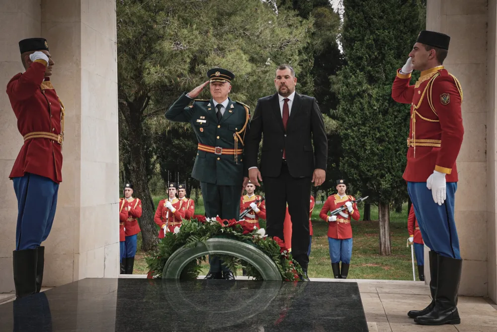 Ministar Krapović i general Lazarević položili vijenac na spomenik Partizanu borcu