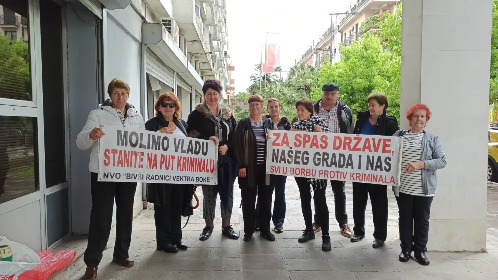 Dio radnika &bdquo;Vektre Boka&rdquo; ispred SDT-a