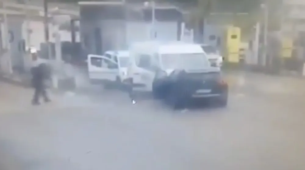 (VIDEO) Novi snimak napada na zatvorski konvoj u Francuskoj: Napadači prepriječili put i zapucali na policajce